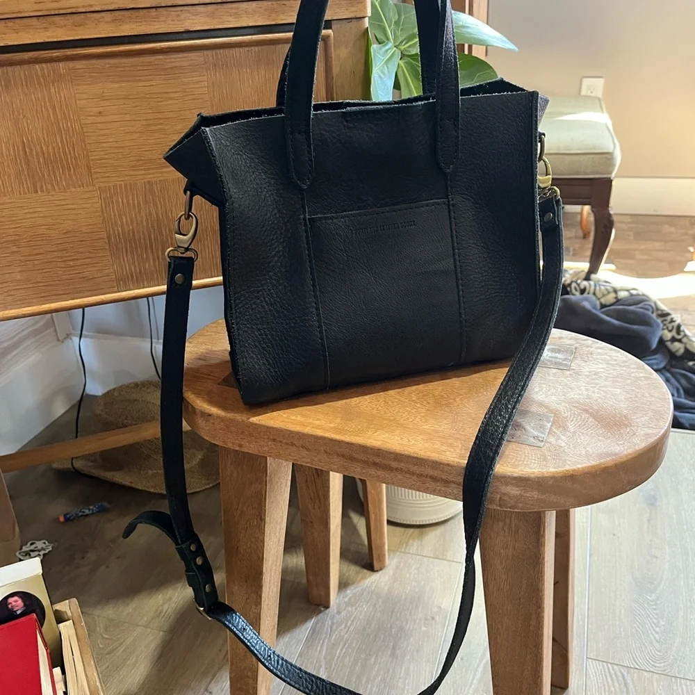 Portland Leather Elegant Black Leather Tote Bag - Picture 3 of 10
